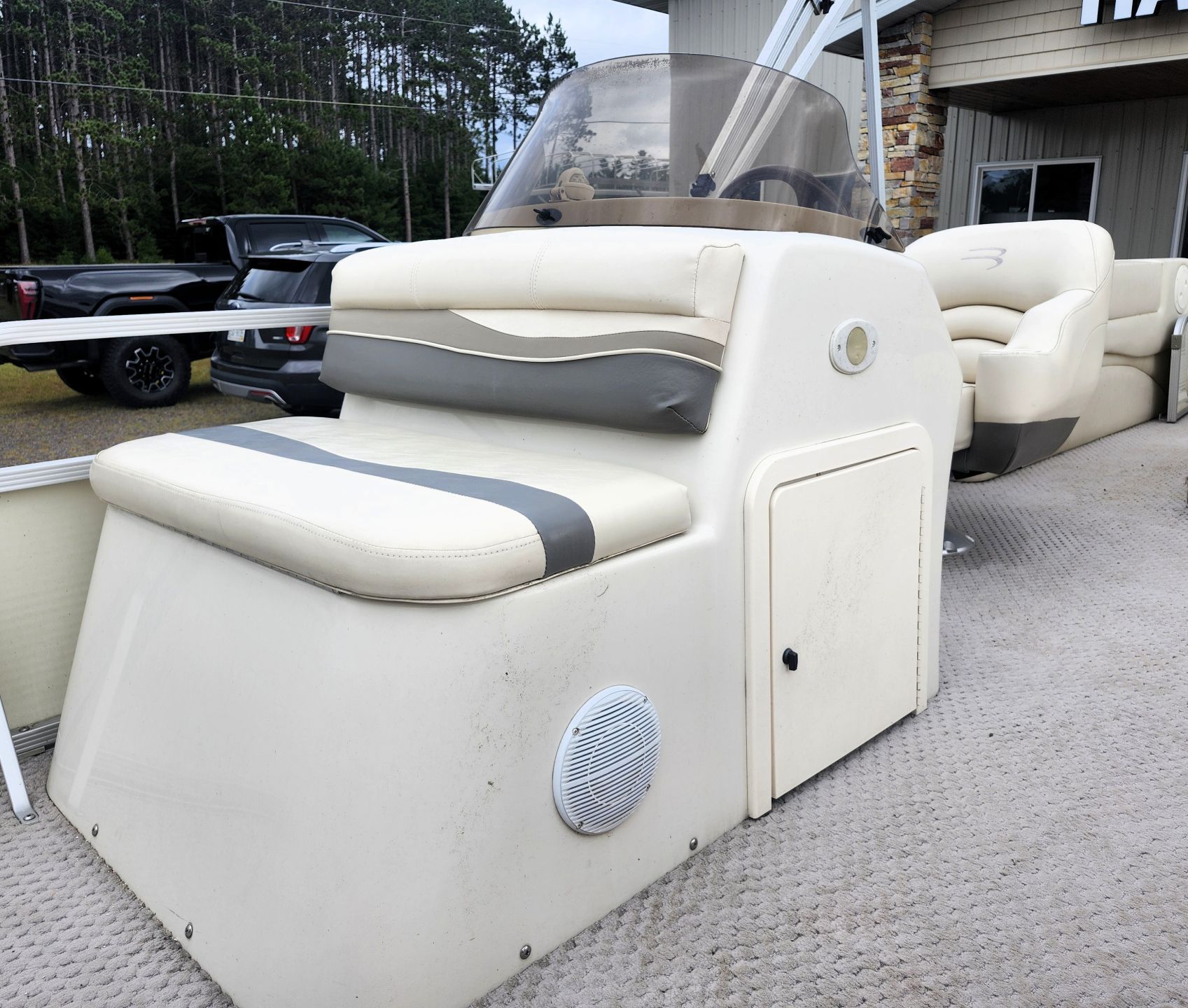 2005 Bennington 22' Deluxe 3PT Fish - Image 13