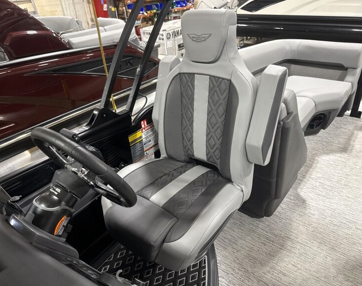 2026 Bennington 24' M Series Fastback - Image 10