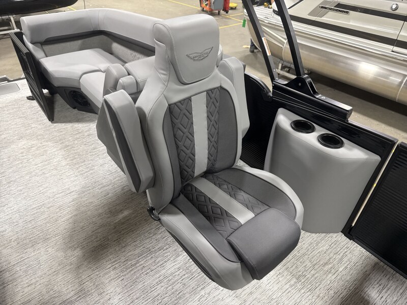 2026 Bennington 24' M Series Fastback - Image 12