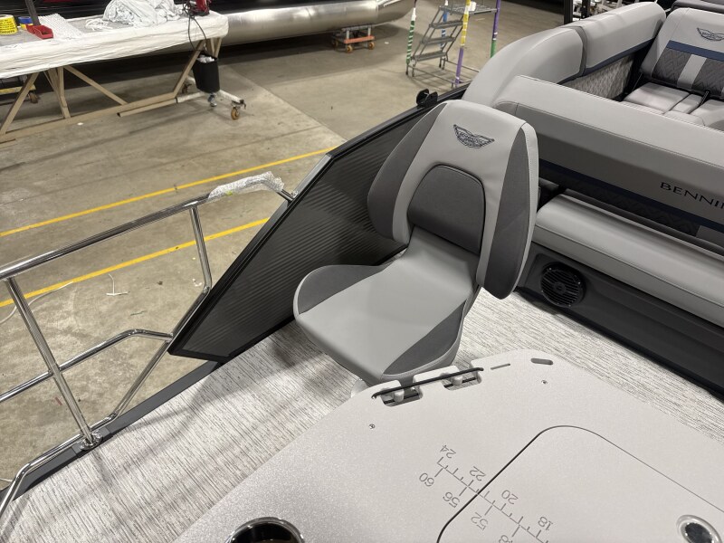 2026 Bennington 24' M Series Fish & Cruise - Image 13