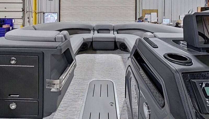 2026 Bennington 24' M Series Fastback - Image 13