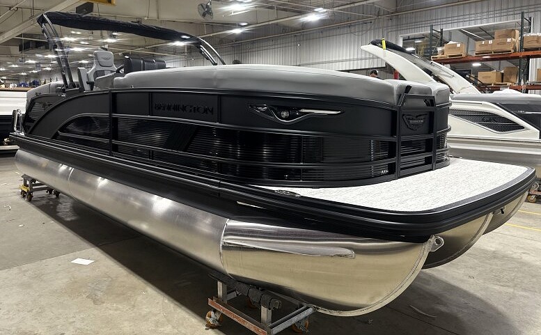 2026 Bennington 24' M Series Fastback - Image 8