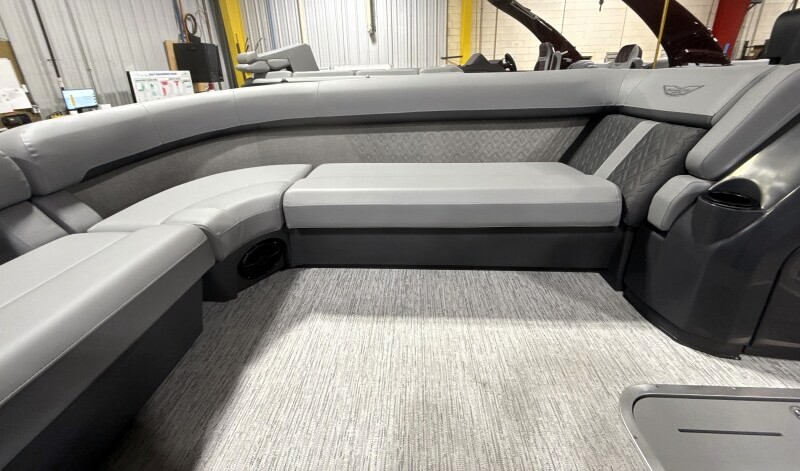 2026 Bennington 24' M Series Fastback - Image 9