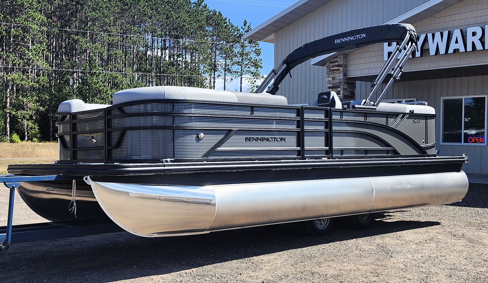 2027 Bennington 22' S Stern Radius S-One
