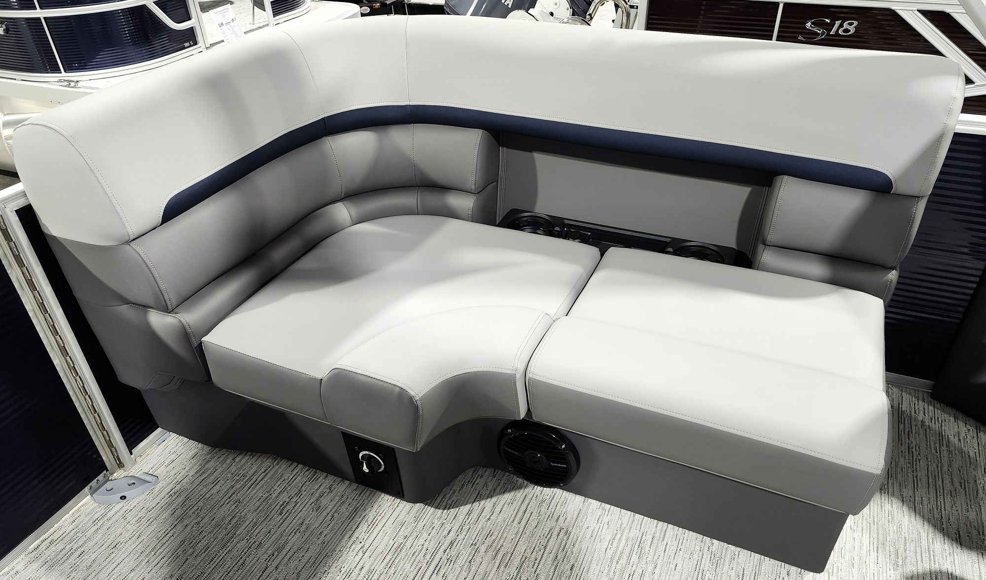 2027 Bennington 20' S Stern Radius Reserve - Image 15